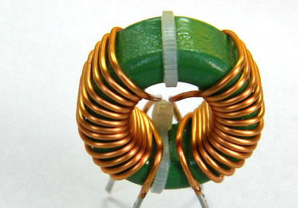 小型磁環(huán)繞線機(jī)有哪些常見的特點(diǎn)及生產(chǎn)優(yōu)勢?